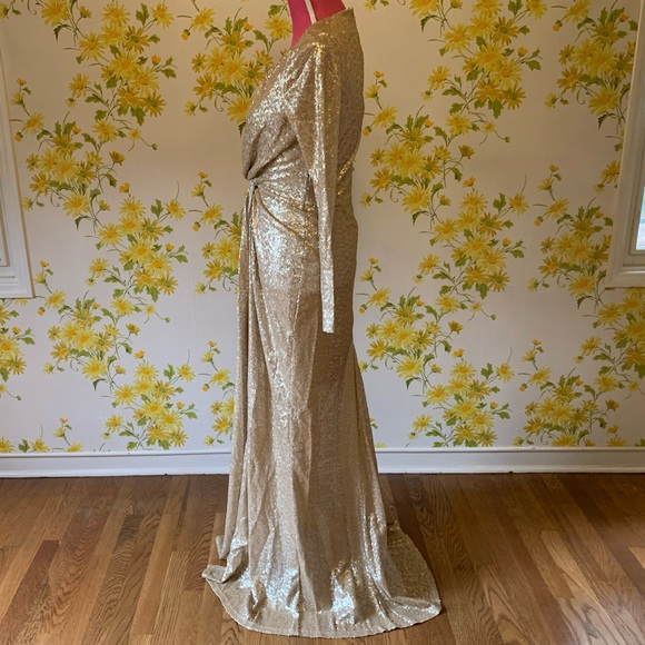 Sold 🎈Sequined open front low plunge gown gold size M - Picture 17 of 17